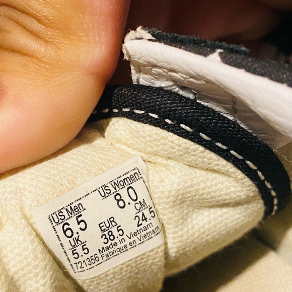 Vans - Picture 2 of 4